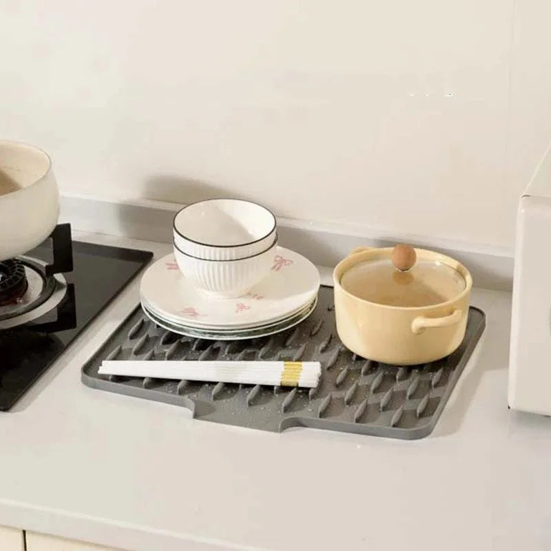 QuickDry™ - Sloped silicone mat for rapid water drainage
